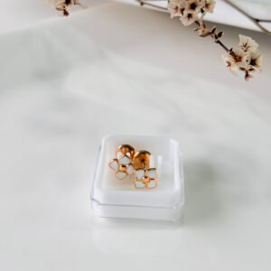 Aros abridores dorado a rosca, flor esmalte blanco.