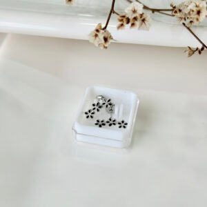 Aros abridores de acero, tres flores negras esmlatadas.