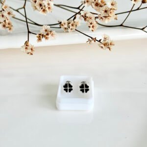 Aros abridores de acero, trébol negro esmaltado.