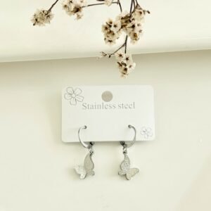 Aros de acero, argolla con dije de mariposa.