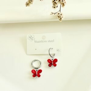 Aros de acero, argolla clip, colgantes mariposas con piedras rojas.