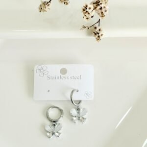 Aros de acero, argolla clip, colgante mariposa con piedras blancas.
