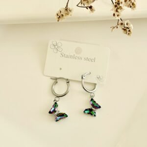 Aros de acero, argollas, dije de mariposas con piedras verdes tornasol.