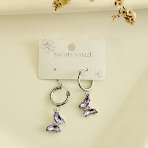 Aros de acero, argollas, dije de mariposas con piedras lila tornasol.