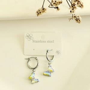 Aros de acero, argollas, dije de mariposas con piedras blancas tornasol.