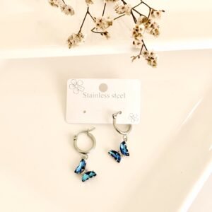 Aros de acero, argollas, dijes de mariposas con piedras azules tornasol.