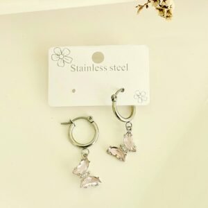 Aros de acero, argollas, dijes de mariposas con piedras rosas.