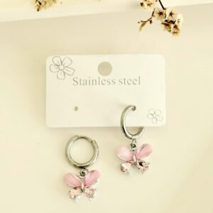 Aros de acero, argollas clip, colgantes mariposas con piedras rosas.