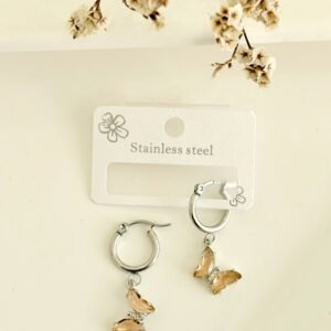 Aros de acero, argollas, con dijes de mariposas, color naranja.