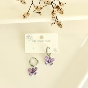 Aros de acero, argolla clip, colgantes mariposas con piedras lilas.