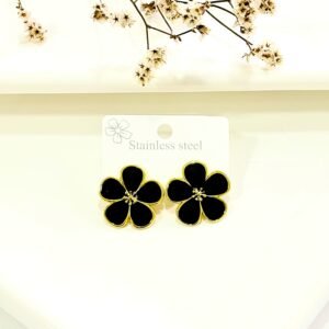 Aros con pasante. acero dorado, forma de flor esmaltada en negro.