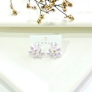 Aros con pasantes. acero blanco, tres flores, de color lila con perlas.