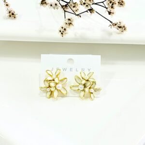 Aros con pasantes. acero blanco, tres flores con perlas.