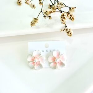 Aros con pasantes. acero blanco, forma de flor con perla.