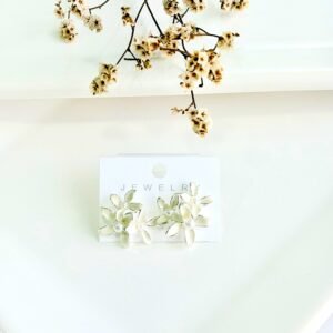 Aros con pasantes. acero blanco, tres flores con perlas.