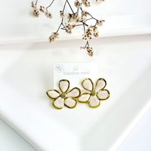 Aros con pasantes, acero dorado, flor blanca.