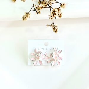 Aros con pasantes. acero blanco, tres flores con perlas.