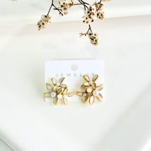 Aros con pasantes. acero blanco, tres flores con perlas.