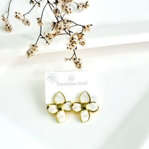 Aros con pasantes, acero dorado, flor blanca.