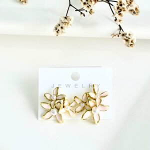 Aros con pasantes. acero blanco, tres flores con perlas.