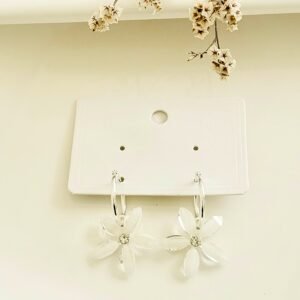 Aros acero blanco, argolla con flor blanca.