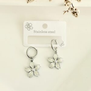 Aros acero, argollita clip con flor blanca.