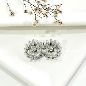 Aros con pasantes, plateados, forma de flor.