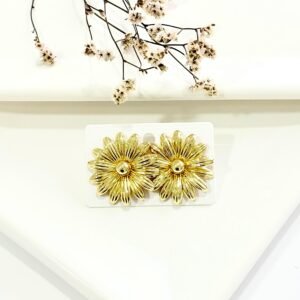 Aros con pasantes, dorados, forma de flor.