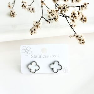 Aros con pasantes, de acero con forma de trébol. Blanco.