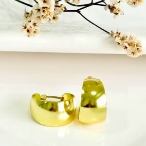 Aros de acero dorado, redondos, anchos. 2 cm. de diámetro.