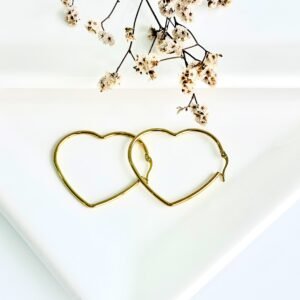 Aros de acero dorado con forma de corazón. 6 cm. de ancho.