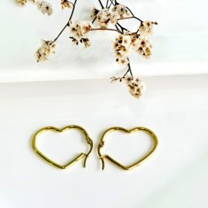 Aros de acero dorado con forma de corazón. 4 cm. de ancho.