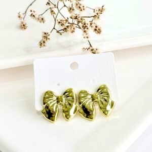 Aros dorados con forma de moño. 3 cm de ancho.
