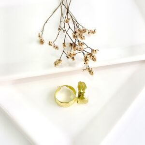 Aros de acero dorado con flores labradas, anchos. 2 cm de diámetro.