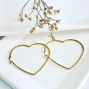 Aros de acero dorado con forma de corazón. 8 cm. de ancho.