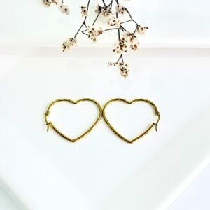 Aros de acero dorado con forma de corazón. 3 cm. de ancho.