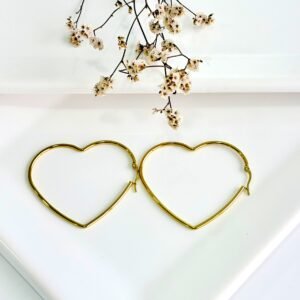 Aros de acero dorado con forma de corazón. 5 cm. de ancho.