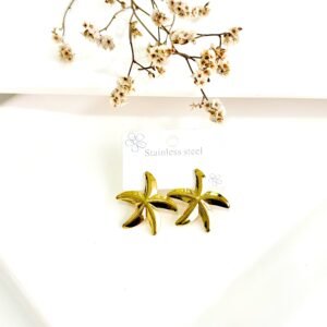 Aros de acero dorado con forma de estrella. 2.5 cm.