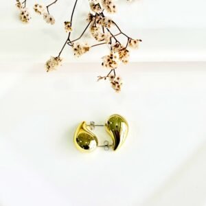 Aros dorados forma de gota. 2.5 cm.