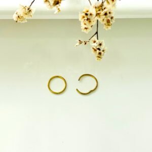Aros de acero dorado estilo argollitas finas. 1 cm. de diámetro.