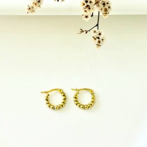 Aros de acero dorado redonditos con pelotitas. 1 cm. de diámetro.