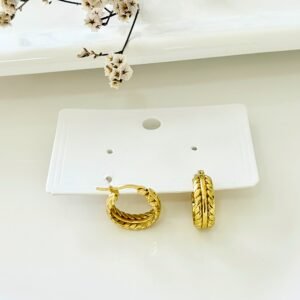 Aros de acero dorado labrados. 2 cm. de diámetro.