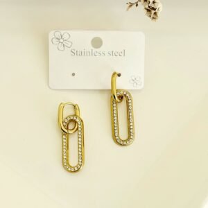 Aros de acero dorado con strass. 3.5 cm den largo.