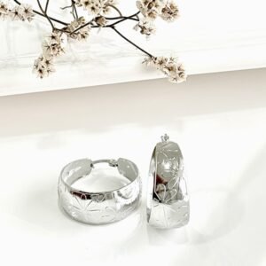 Aros de acero anchos con flores labradas. 3 cm. de diámetro.