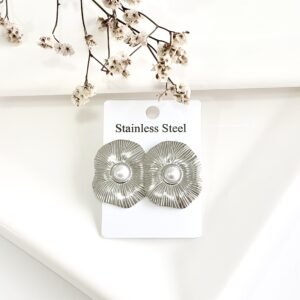 Aros de acero con petalos estriados y perla. 3 cm. de diámetro.