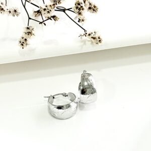 Aros de acero anchos con flores labradas. 2.5 cm. de diámetro.