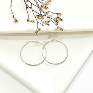 Aros de acero blanco estilo argolla. 5.5 cm. de diámetro.