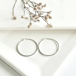 Aros de acero blanco estilo argollas. 5 cm. de diámetro.