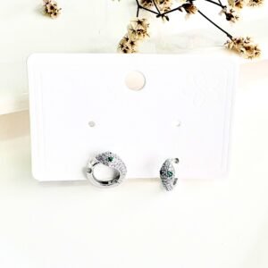 Aros de acero redonditos con forma de serpiente con strass. 1 cm. de diámetro.