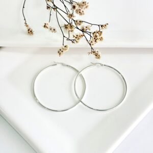 Aros de acero blanco estilo argollas. 6 cm de diámetro.